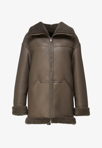 Chaqueta de cuero marrón con cuello de borrego, bolsillos laterales y cierre de cremallera. Presenta un corte cuadrado y un forro mullido.