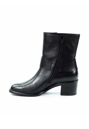 Bottine noire en cuir avec une finition lisse, fermeture éclair latérale et un talon empilé. Présente une bande en haut avec une texture contrastante.