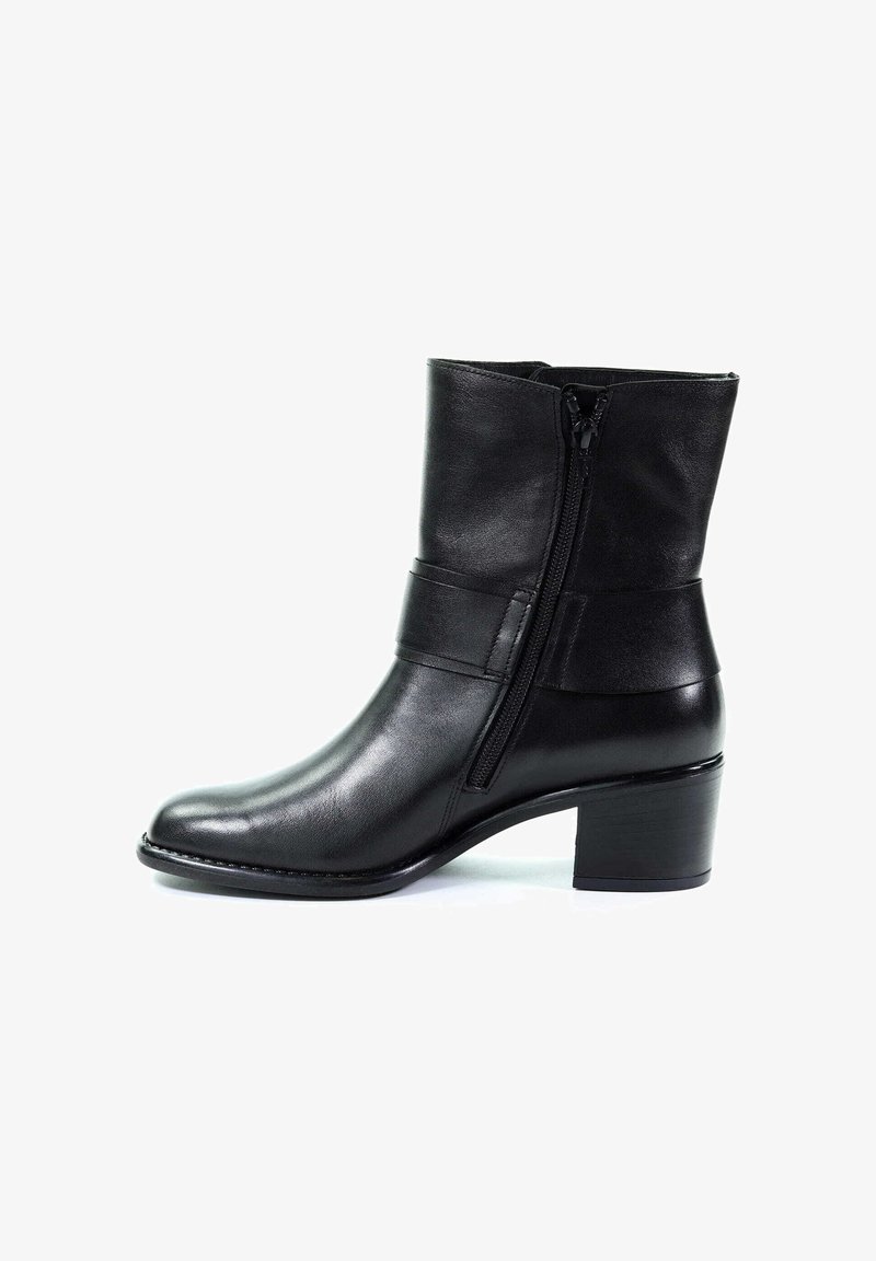 Czarny skórzany botek za kostkę o gładkim wykończeniu, z bocznym zamkiem błyskawicznym i słupkowym obcasem. Posiada pasek u góry o kontrastowej fakturze.