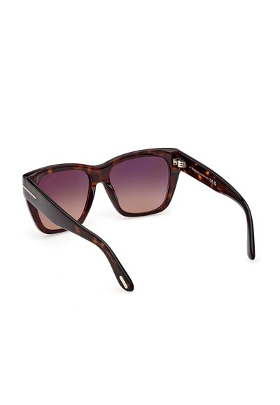 Gafas de sol rectangulares con montura carey, lentes marrón degradado y varillas anchas, mostradas en ángulo sobre un fondo blanco.