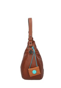 Borsa a tracolla in pelle marrone con forma arrotondata, tracolla regolabile e etichetta di accento turchese. Presenta una superficie testurizzata e metalleria.