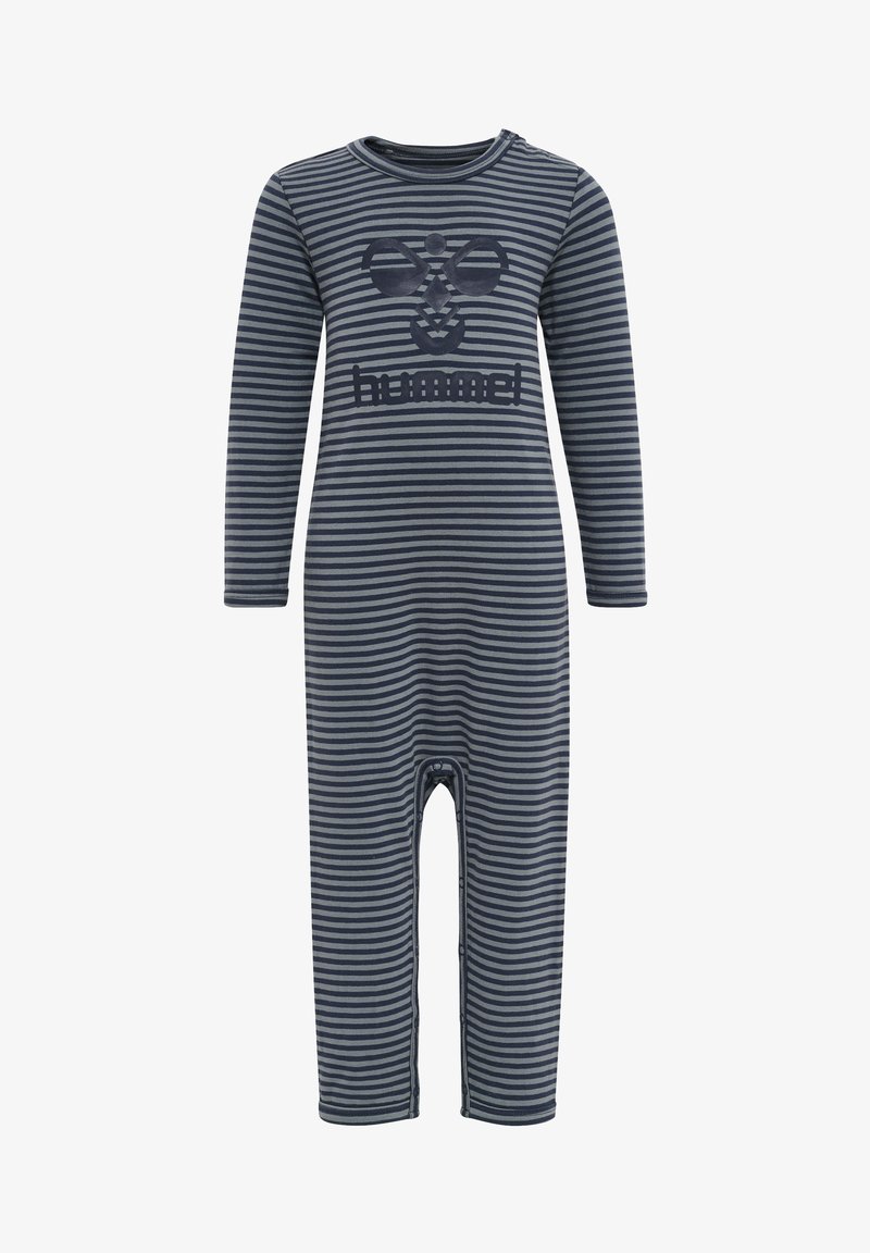 Csíkos egyrészes pizsama sötétkék és szürke színben. Hosszú ujjak, kerek nyakvédő, elől logóval és grafikával. Gombos záródás az alján.