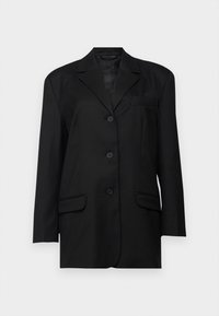 Svart blazer med spiss krage, enkel knappelukking, to frontlommer og en brystlomme; laget av glatt stoff med strukturert form.
