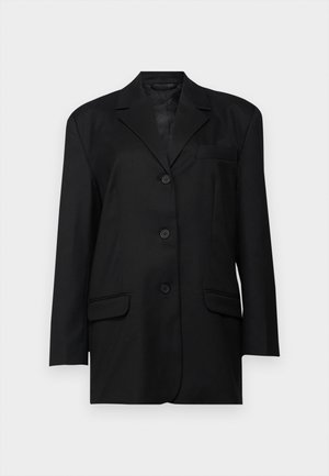 Sort blazer med spidse klapper, enkeltknaps lukning, to frontlommer og en brystlomme; lavet af glat stof med en struktureret form.