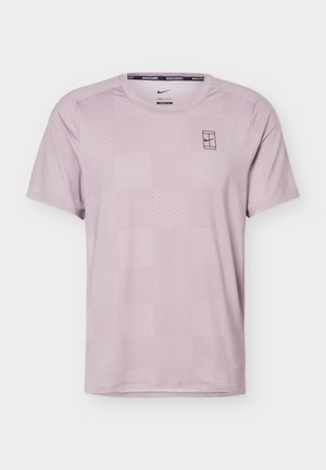 Leichtes, hellviolettes Herren-Sport-T-Shirt mit kurzen Ärmeln, dezentem Karomuster und kleinem NikeCourt-Logo auf der Brust.