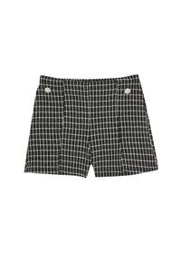 Shorts noirs et blancs à motifs avec un design en grille, présentant un tissu texturé et un détail de bouton argenté sur le devant.