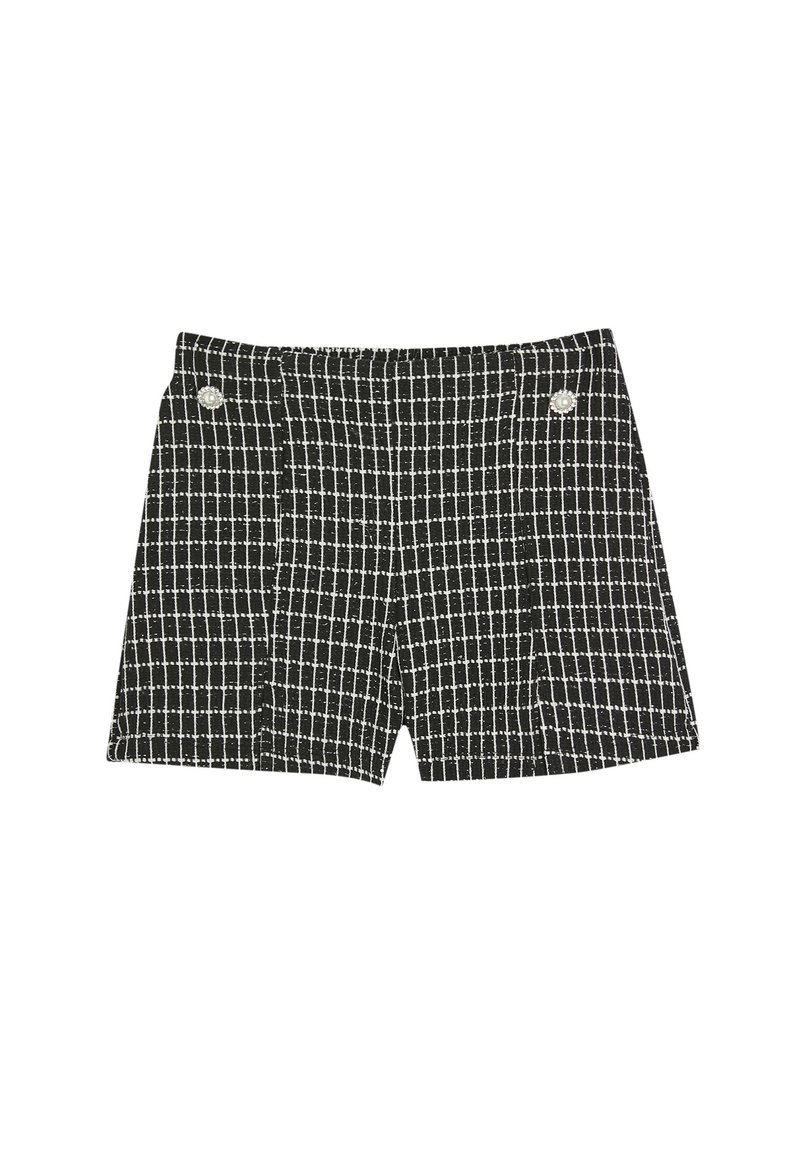 Shorts noirs et blancs à motifs avec un design en grille, présentant un tissu texturé et un détail de bouton argenté sur le devant.