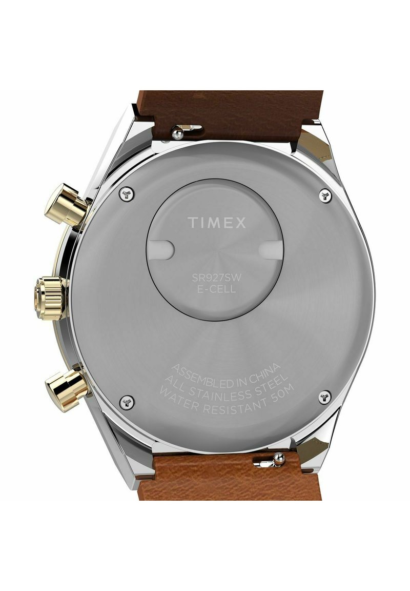 Fond de montre en acier inoxydable avec boutons poussoirs dorés et texte gravé. Bracelet en cuir marron attaché, indiquant une résistance à l'eau jusqu'à 50 mètres.