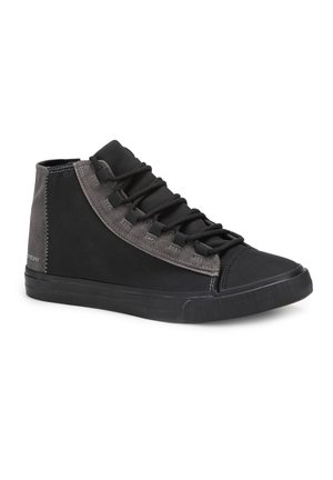 Czarne sneakersy za kostkę z połączenia teksturowanej tkaniny i gładkiego materiału, z gumową podeszwą i wyraźnym sznurowaniem.