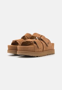 UGG GOLDENSTAR HI SLIDE - Ciabattine con tacco - chestnut