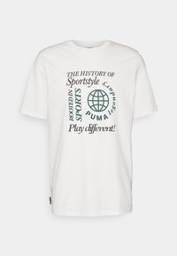 Witte katoenen T-shirt met een grafisch ontwerp met groene tekst en een wereldmotief. Korte mouwen en ronde hals. Casual pasvorm.