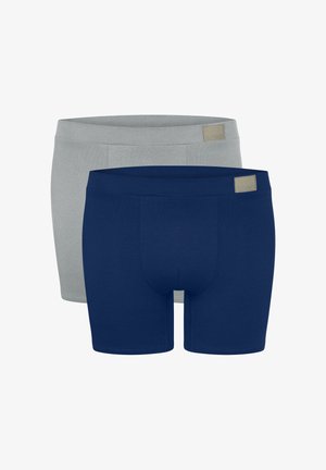 Zwei Paar Herren-Boxershorts, eines in Navyblau und eines in Hellgrau, jeweils mit einem kleinen rechteckigen Logoaufnäher am Bund.