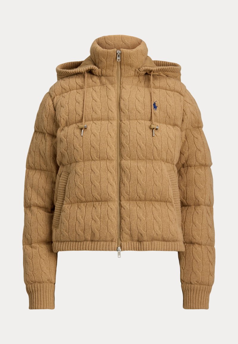 Tan kabelstickad pufferjacka med framdragkedja och huva. Har justerbara dragsnören och ribbade ärmslut. Litet logotyp på övre vänstra bröstet.