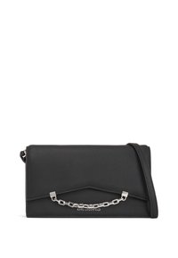 Melnas ādas plecu soma ar strukturētu virsmu, ar sudraba ķēdes akcentu, slīpu vāciņu un zīmola nosaukumu iepresētā formā priekšpusē.