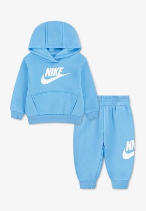 Lyseblåt sæt til småbørn med hættetrøje og joggingbukser med hvid Nike-logo på brystet og venstre bukseben, elastiske manchetter og talje.
