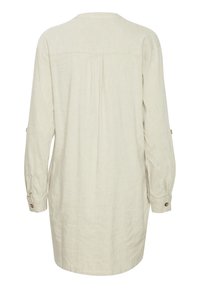 Ljusbeige långärmad skjortklänning i texturerad linne med rynkad baksida, knappade ärmslut och rundad nederkant.