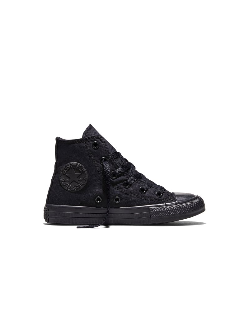 Zwarte hoge Converse All Star sneaker met veters, rubberen zool en kenmerkend sterlogo aan de zijkant, in profiel weergegeven tegen een witte achtergrond.