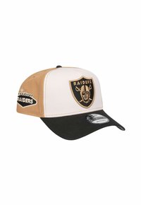 Schwarze und braune Baseballmütze mit weißen Einsätzen. Mit einem Raiders-Logo-Patch und gesticktem Text. Strukturierte Form mit gebogenem Schirm.