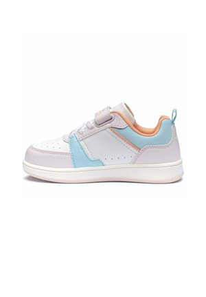 Zapatilla de corte bajo con base blanca, paneles en azul pastel y rosa, forro interior color melocotón, suela blanca y tira de velcro.