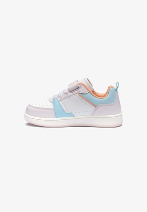 Low-top sneaker met witte basis, pastelblauwe en roze panelen, perzikkleurige binnenvoering, witte zool en klittenband.