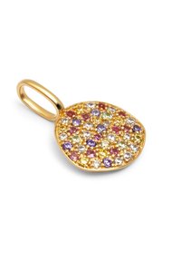 Pendente color oro con superficie testurizzata decorata con cristalli multicolori in rosa, viola, verde e trasparente, dalla forma arrotondata.