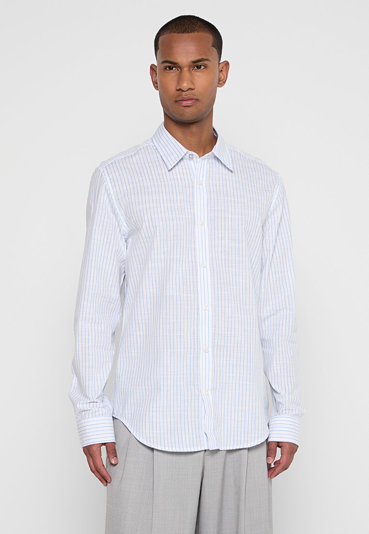 Witte lange mouwen shirt met lichtblauwe strepen, met knoopsluiting bij de kraag en knoopsluiting aan de voorkant. Zacht materiaal met een losse pasvorm.