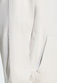 Ej vald, chalk pearl