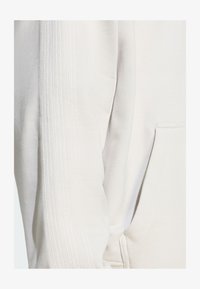 Ej vald, chalk pearl