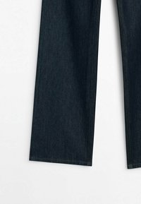 Jean denim bleu foncé à jambes larges, raccourci aux chevilles sur fond blanc.