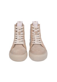 Scarpe alte in suede beige con lacci bianchi e suole in gomma. Presentano un colletto imbottito e dettagli dorati sulla linguetta.