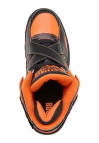 Černá a oranžová atletická bota s polstrovaným vnitřkem, perforovanou kůží, bočními pásky a texturovanou gumovou podrážkou.