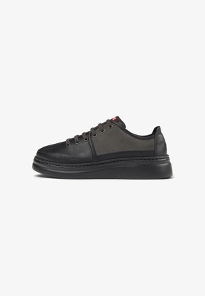 Czarno-szare, casualowe sneakersy z grubą podeszwą, posiadające okrągłe sznurowadła i subtelną markę z boku. Widok z boku na białym tle.