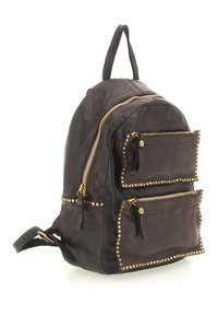 Zaino in pelle marrone con due tasche anteriori con zip, dettagli in hardware dorato e borchie lungo le cuciture. Forma classica e arrotondata.