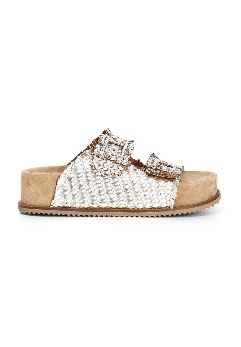 Sandal in tessuto metallico argento e beige, slipper con due fibbie regolabili, soletta imbottita e suola in gomma testurizzata.