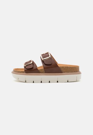 Mules - cognac