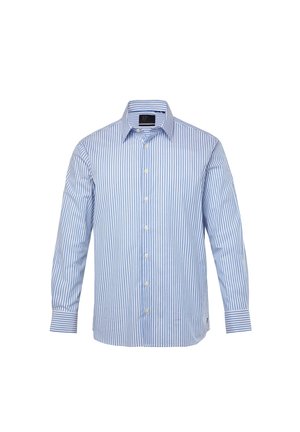 Camisa de botones a rayas azul claro y blanca, con mangas largas, cuello y corte regular. Presenta botones blancos brillantes y un dobladillo curvado.
