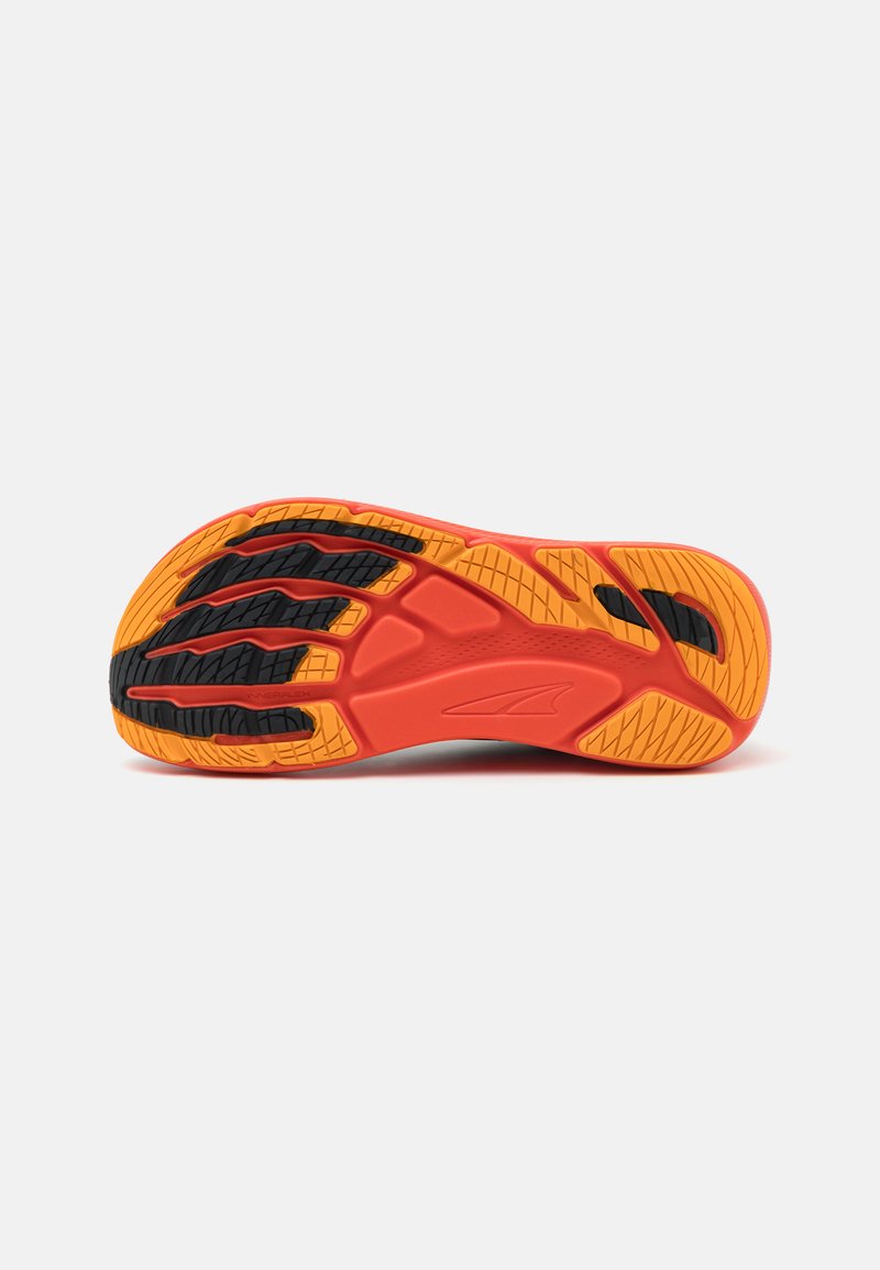Suela de zapatilla de running con una combinación de colores rojo y naranja, que presenta un patrón de goma negra texturizada y surcos de flexión distintivos para mayor tracción.