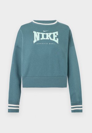 Hanorac scurt cu mâneci lungi, culoare teal, cu logo Nike alb, textul „ATHLETIC DEPT.” și manșete și decolteu cu dungi albe.