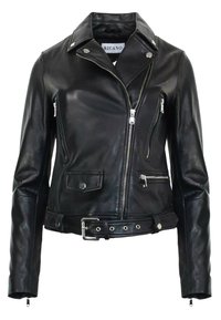 Schwarze Leder-Motorradjacke mit taillierter Passform, silbernen Reißverschlüssen, mehreren Taschen und einem Gürtel am Saum. Verfügt über einen Reverskragen und eine glatte Textur.