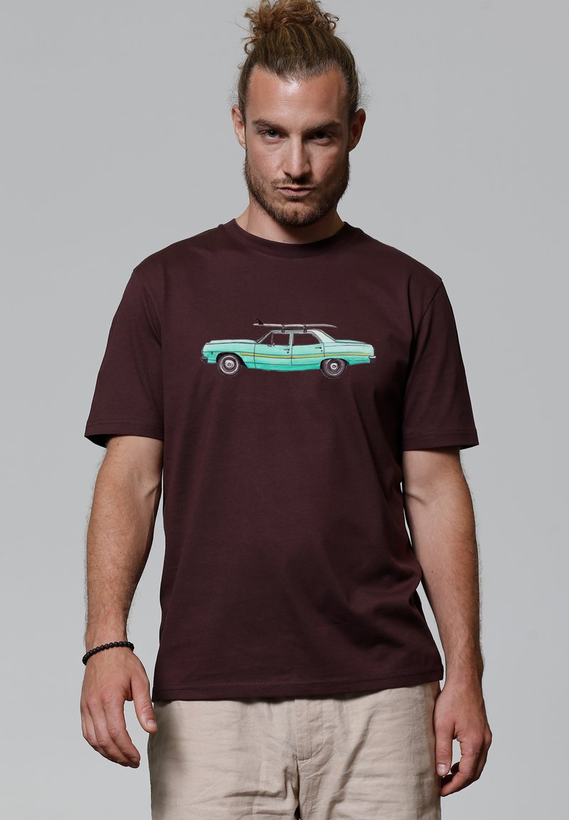 Bordeaux katoenen t-shirt met een grafisch ontwerp van een turquoise vintage auto met surfplanken op het dak. Relaxte pasvorm, ronde hals, korte mouwen.
