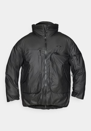 Svart isolerad jacka med hög krage, framzippsstängning och flera fickor med dragkedja. Tillverkad av ett glatt, glänsande material med en lös passform.
