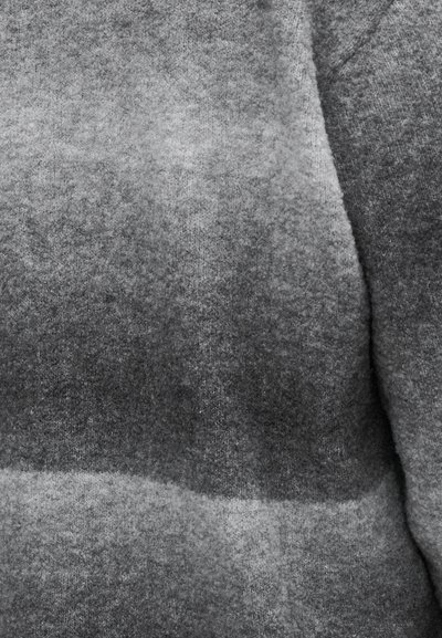 Υφή γκρι πλεκτού πουλόβερ με διάφορες αποχρώσεις του γκρι και ομαλό, μαλακό ύφασμα με διακριτικό μοτίβο βαθμίδωσης.