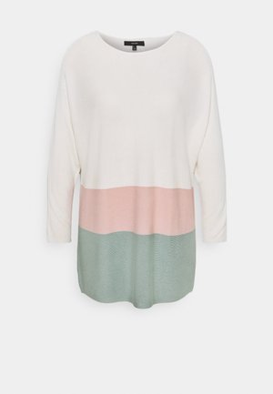 Sweter z dzianiny ma kremową górną część, bladoróżowy środkowy pas oraz miękki zielony dolny fragment, z okrągłym dekoltem i rękawami o długości 3/4.