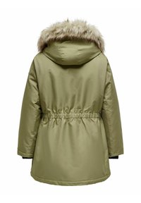 Alyvuogių žalumo parka su raiščio juosmeniu, kailio apdaila ant gobtuvo, lygios medžiagos, ilgomis rankovėmis; pasižymi minimaliais siūlės ir kišenėmis.