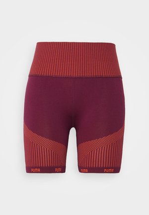 Saumattomat korkeavyötäröiset maroonin väriset urheilushortsit, joissa on teksturoitu oranssi vyötärönauha ja sivukuvioinnit, PUMA-logo lahkeiden helmoissa.