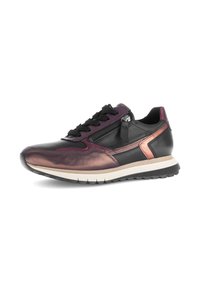 Sportieve sneaker met een zwarte en donker paarse leren bovenkant, textuuraccenten, zwarte veters en een witte tussenzool met een rubberen buitenzool.