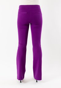 Pantaloni viola elasticizzati con design svasato, dotati di una texture liscia e due tasche posteriori, mostrati dalla parte posteriore su uno sfondo bianco.