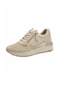 Chaussure de sport beige avec un tissu maillé texturé, des superpositions en daim et des accents métalliques. Comprend des lacets, une fermeture éclair sur le côté et une semelle rembourrée.