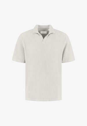 Polo de punto texturizado de color gris claro y manga corta, con cuello y detalle de escote en V abierto, mostrado sobre un fondo blanco.