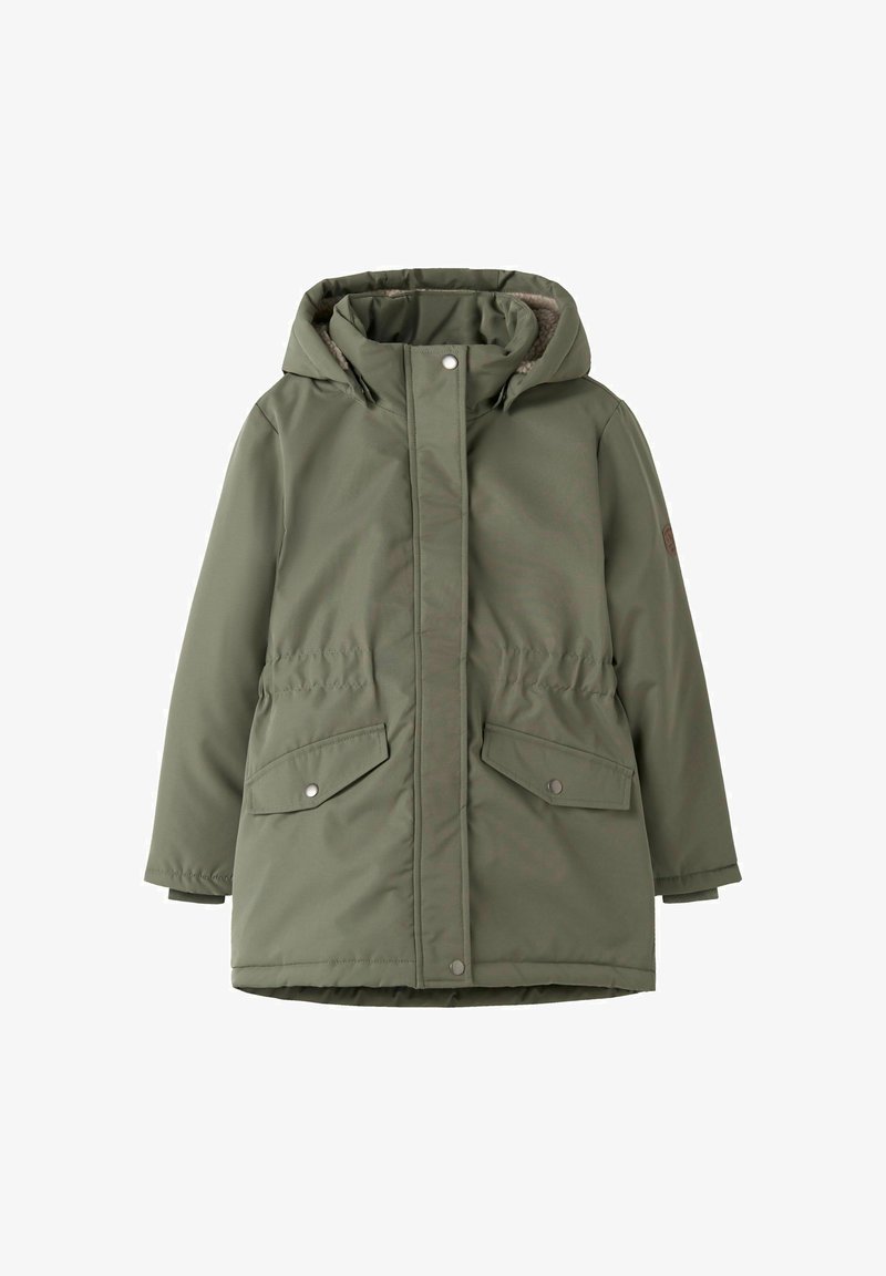 Parka verde aislante con capucha, presenta cierres de botones a presión, dos bolsillos frontales y cintura elástica para un ajuste entallado.